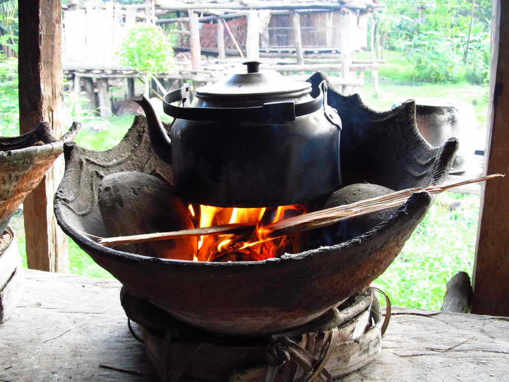 Feuerschalen aus Ton - die Küchenherde am Sepik